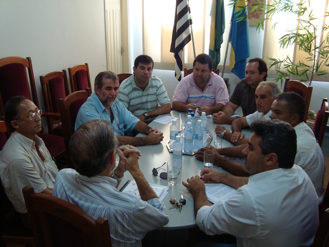 Vereadores e prefeito na Câmara Municipal